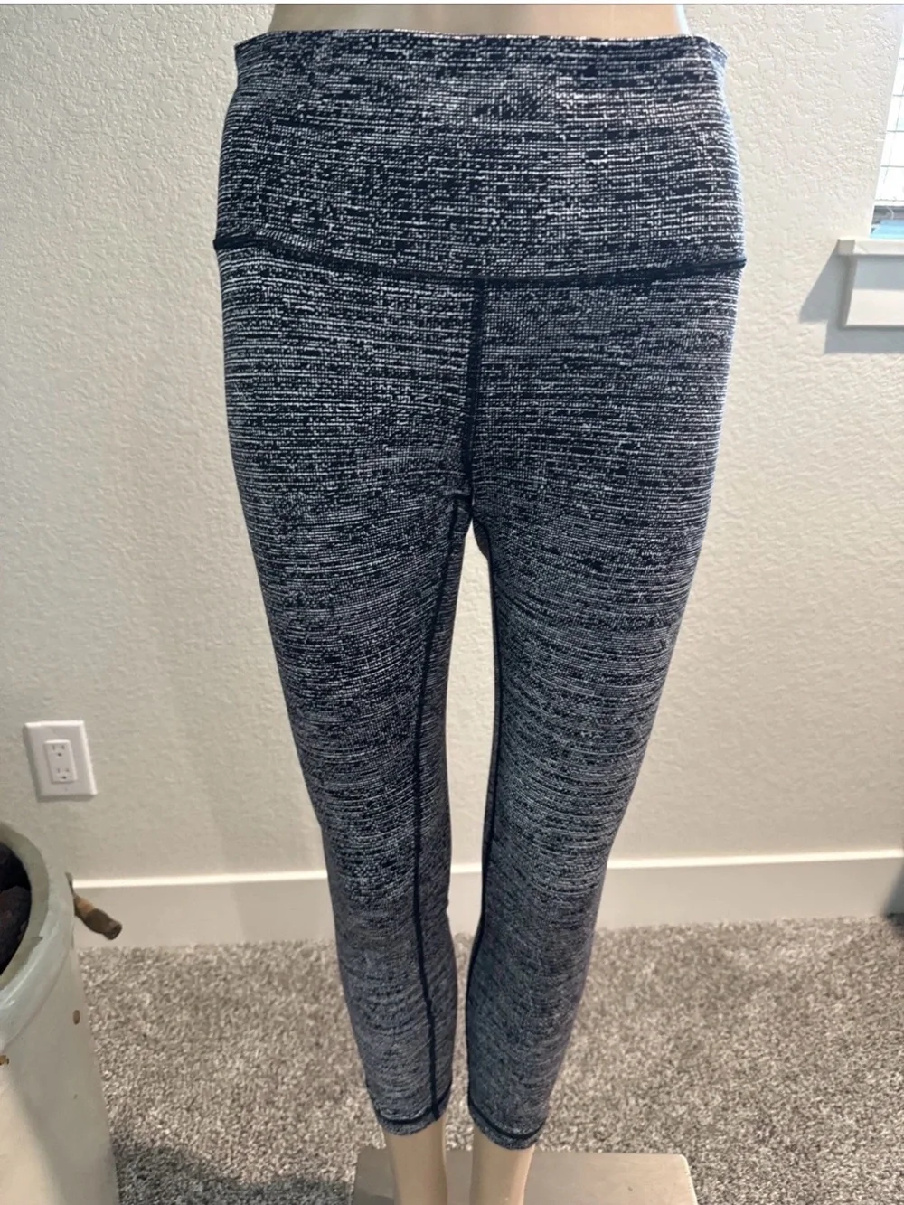 lululemon athletica Black and White Marled  Size 8  Leggings - 036